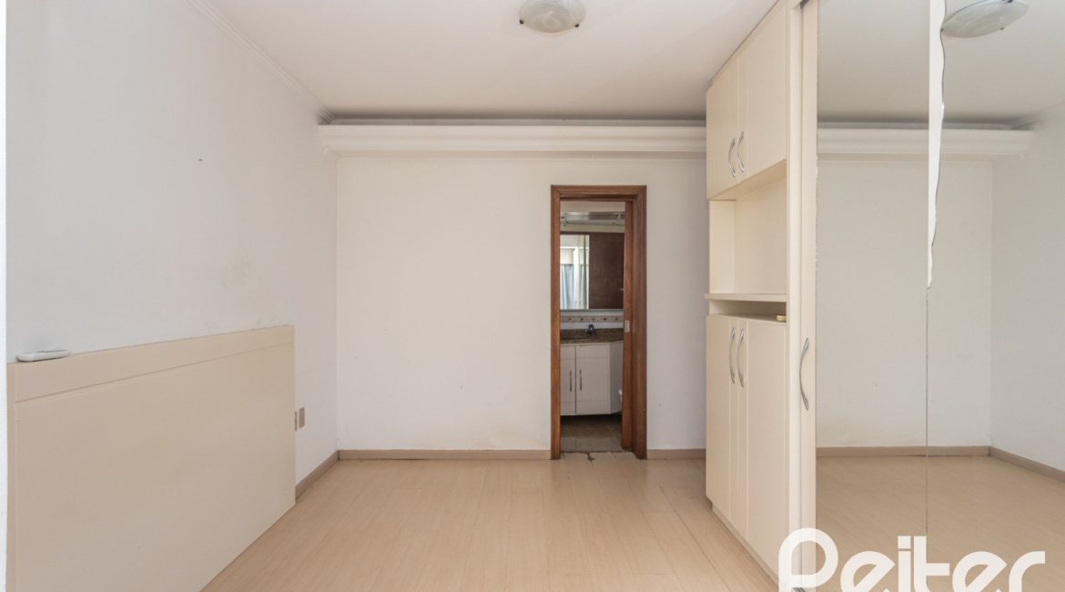 Apartamento à venda com 106m², 3 dormitórios, 1 suíte, 2 vagas, no bairro Menino Deus em Porto Alegre