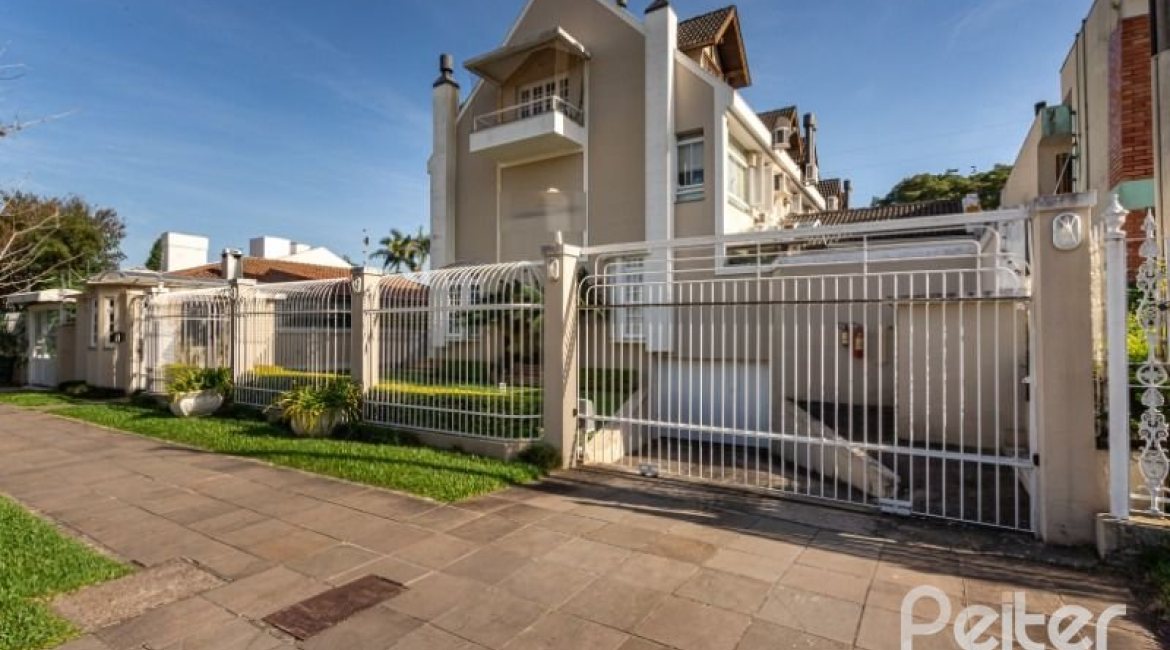 Casa em Condomínio à venda com 227m², 3 dormitórios, 1 suíte, 3 vagas, no bairro Tristeza em Porto Alegre
