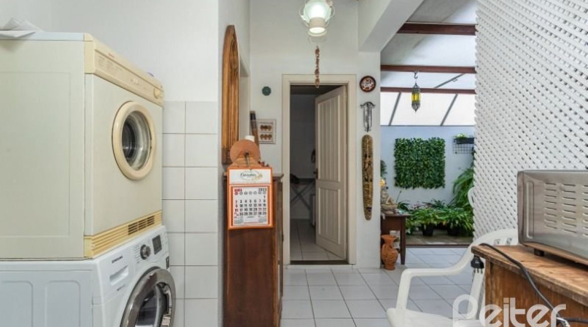 Casa em Condomínio à venda com 227m², 3 dormitórios, 1 suíte, 3 vagas, no bairro Tristeza em Porto Alegre