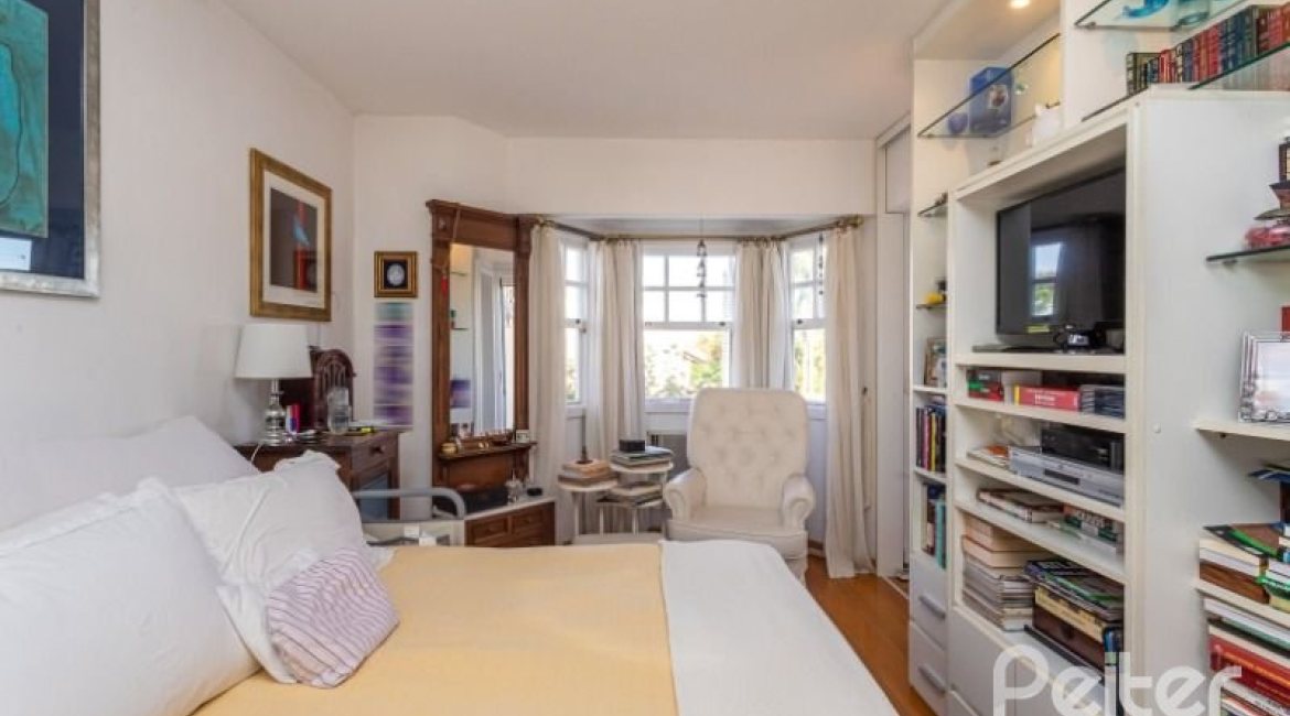 Casa em Condomínio à venda com 227m², 3 dormitórios, 1 suíte, 3 vagas, no bairro Tristeza em Porto Alegre