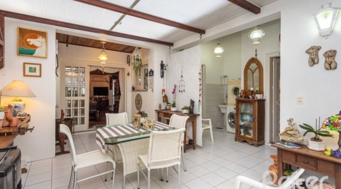 Casa em Condomínio à venda com 227m², 3 dormitórios, 1 suíte, 3 vagas, no bairro Tristeza em Porto Alegre