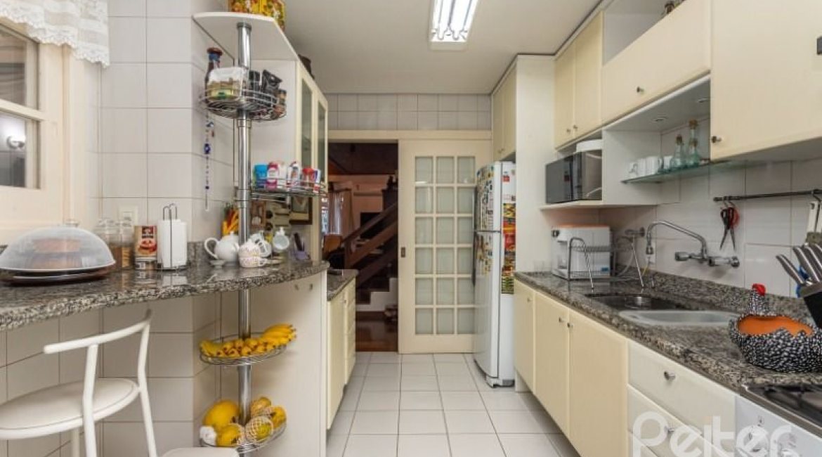 Casa em Condomínio à venda com 227m², 3 dormitórios, 1 suíte, 3 vagas, no bairro Tristeza em Porto Alegre