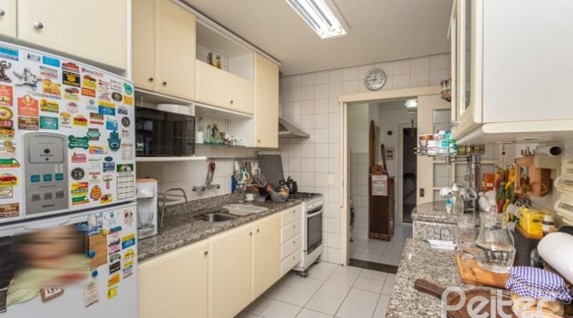 Casa em Condomínio à venda com 227m², 3 dormitórios, 1 suíte, 3 vagas, no bairro Tristeza em Porto Alegre