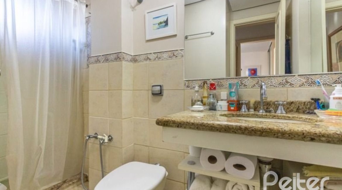 Casa em Condomínio à venda com 227m², 3 dormitórios, 1 suíte, 3 vagas, no bairro Tristeza em Porto Alegre