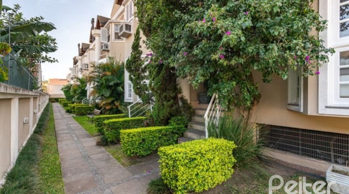 Casa em Condomínio à venda com 227m², 3 dormitórios, 1 suíte, 3 vagas, no bairro Tristeza em Porto Alegre