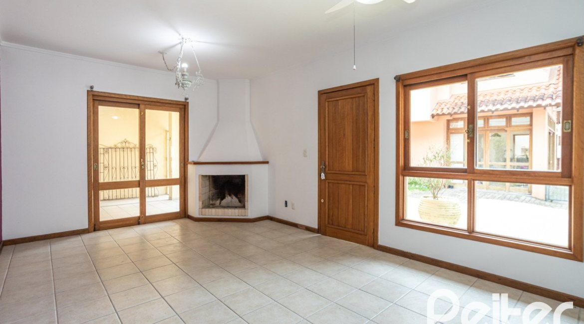 Casa em Condomínio à venda com 132m², 3 dormitórios, 1 suíte, 2 vagas, no bairro Guarujá em Porto Alegre