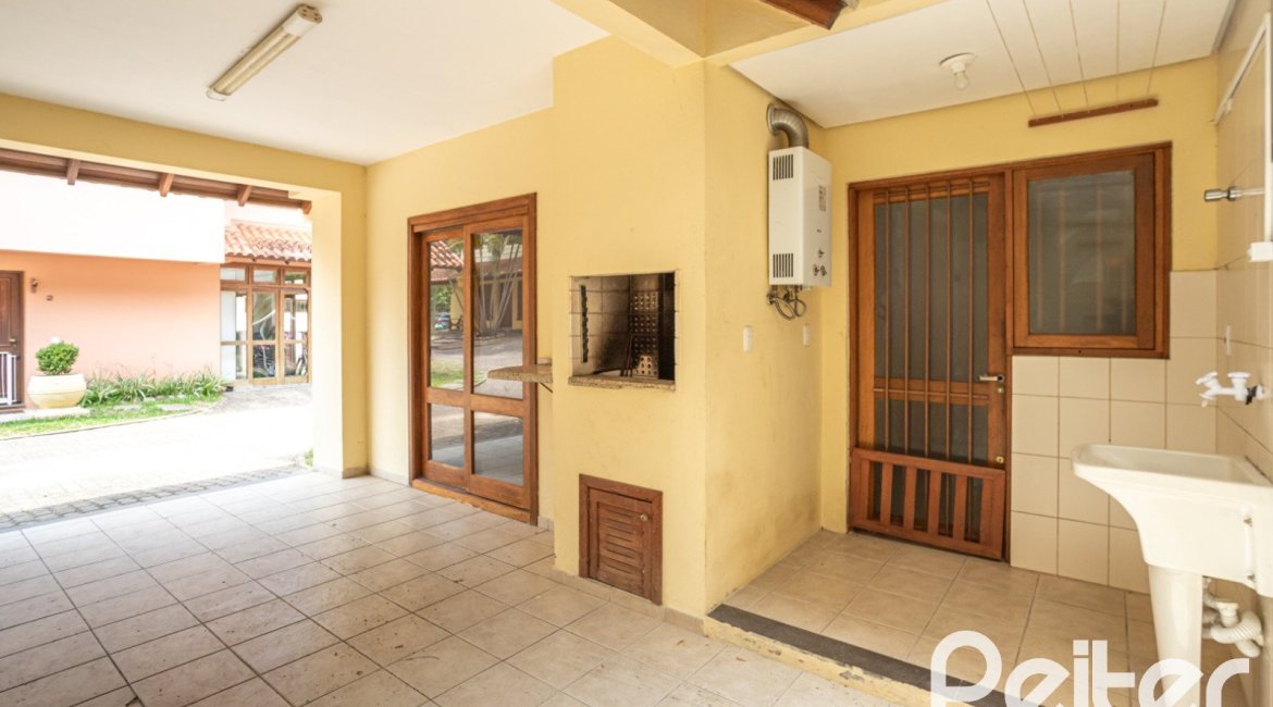 Casa em Condomínio à venda com 132m², 3 dormitórios, 1 suíte, 2 vagas, no bairro Guarujá em Porto Alegre