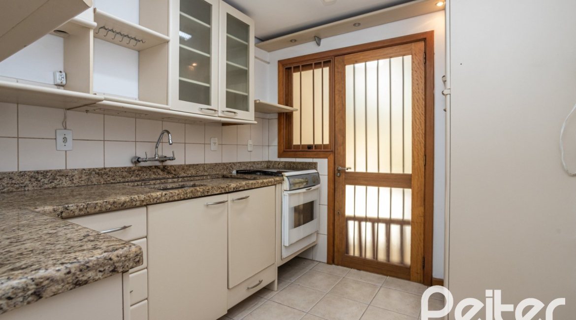 Casa em Condomínio à venda com 132m², 3 dormitórios, 1 suíte, 2 vagas, no bairro Guarujá em Porto Alegre