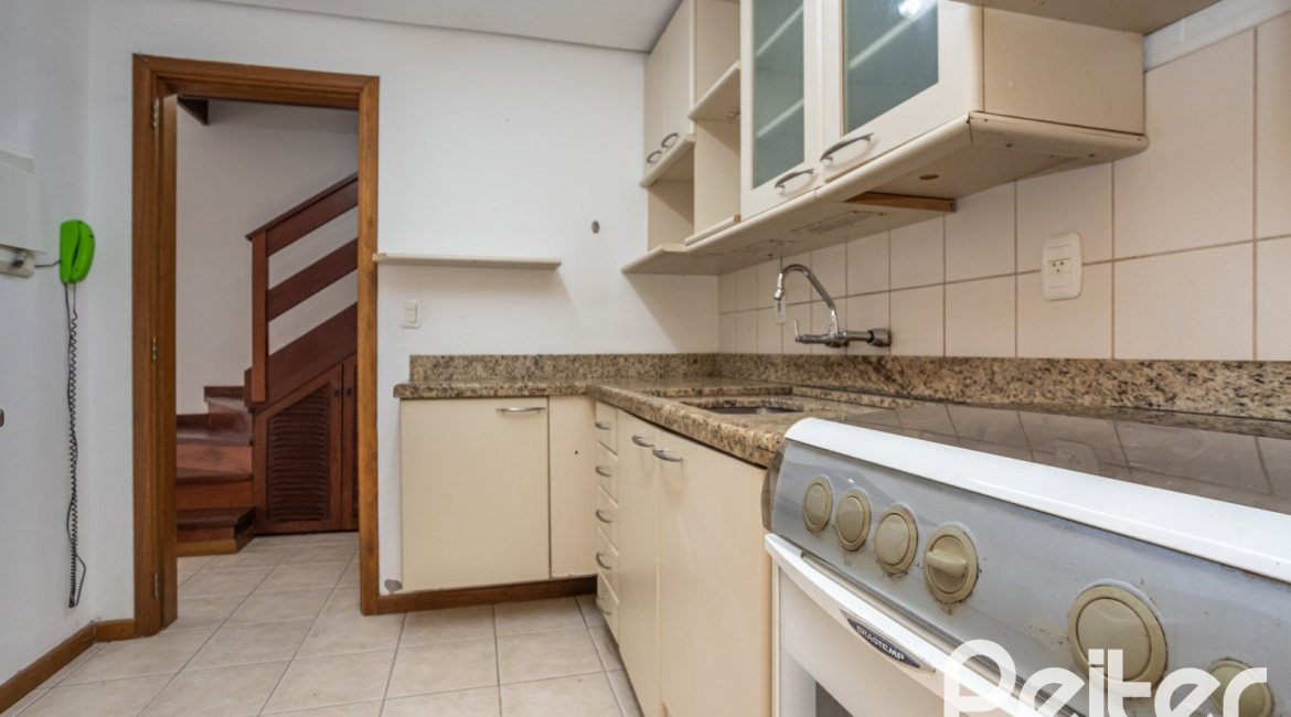 Casa em Condomínio à venda com 132m², 3 dormitórios, 1 suíte, 2 vagas, no bairro Guarujá em Porto Alegre