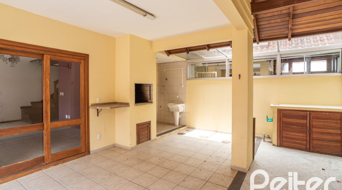 Casa em Condomínio à venda com 132m², 3 dormitórios, 1 suíte, 2 vagas, no bairro Guarujá em Porto Alegre