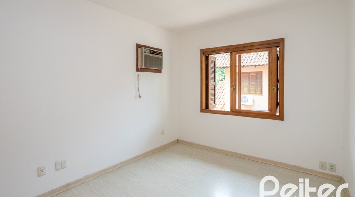 Casa em Condomínio à venda com 132m², 3 dormitórios, 1 suíte, 2 vagas, no bairro Guarujá em Porto Alegre