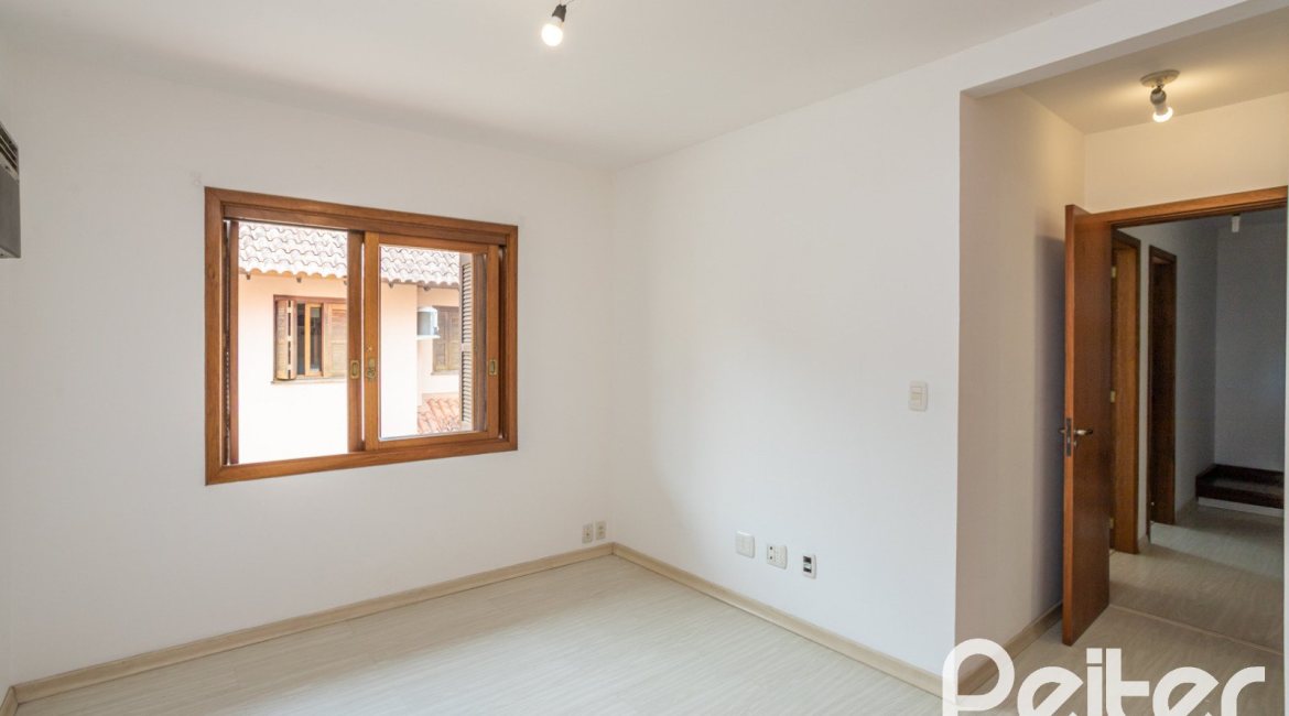 Casa em Condomínio à venda com 132m², 3 dormitórios, 1 suíte, 2 vagas, no bairro Guarujá em Porto Alegre