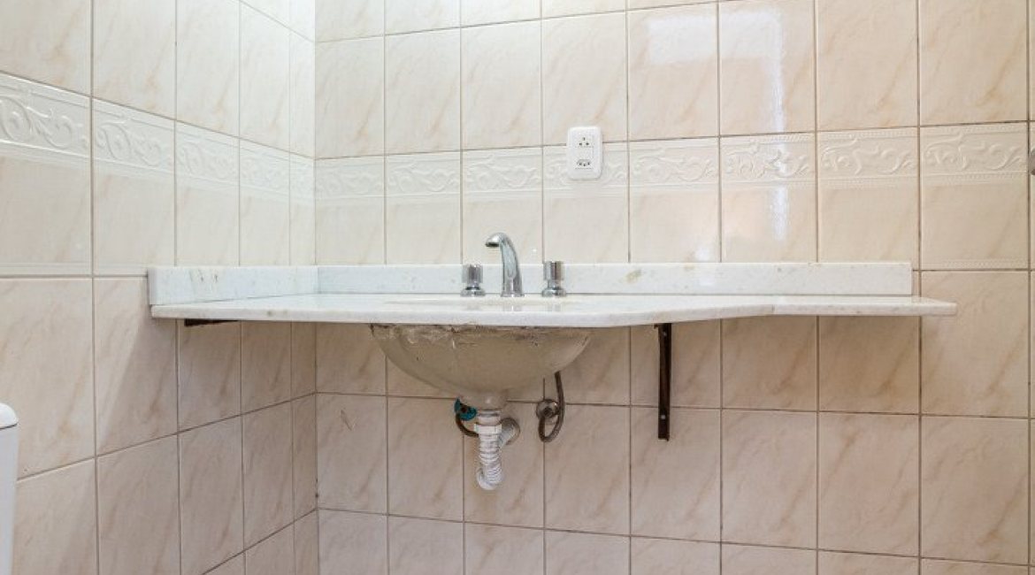 Casa em Condomínio à venda com 132m², 3 dormitórios, 1 suíte, 2 vagas, no bairro Guarujá em Porto Alegre