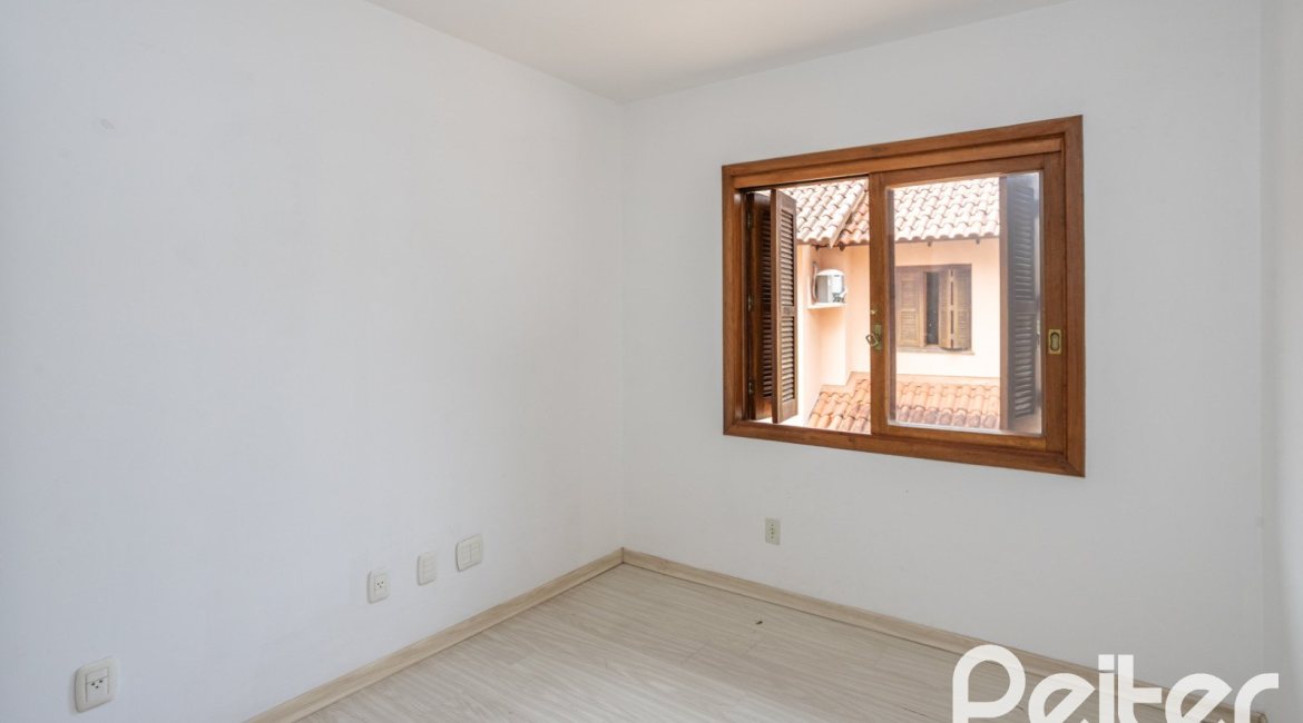 Casa em Condomínio à venda com 132m², 3 dormitórios, 1 suíte, 2 vagas, no bairro Guarujá em Porto Alegre