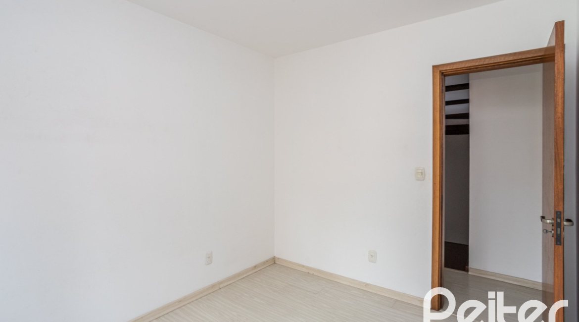 Casa em Condomínio à venda com 132m², 3 dormitórios, 1 suíte, 2 vagas, no bairro Guarujá em Porto Alegre