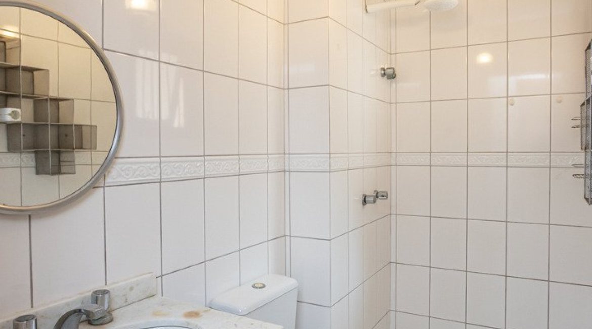 Casa em Condomínio à venda com 132m², 3 dormitórios, 1 suíte, 2 vagas, no bairro Guarujá em Porto Alegre