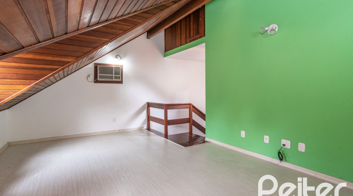 Casa em Condomínio à venda com 132m², 3 dormitórios, 1 suíte, 2 vagas, no bairro Guarujá em Porto Alegre