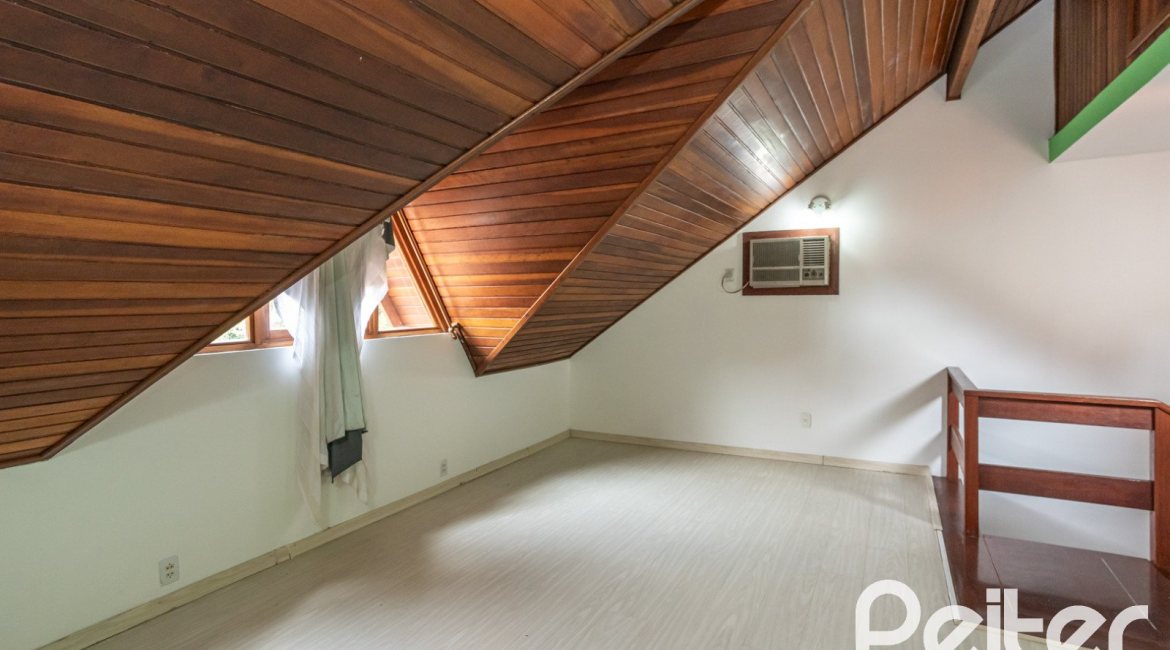 Casa em Condomínio à venda com 132m², 3 dormitórios, 1 suíte, 2 vagas, no bairro Guarujá em Porto Alegre