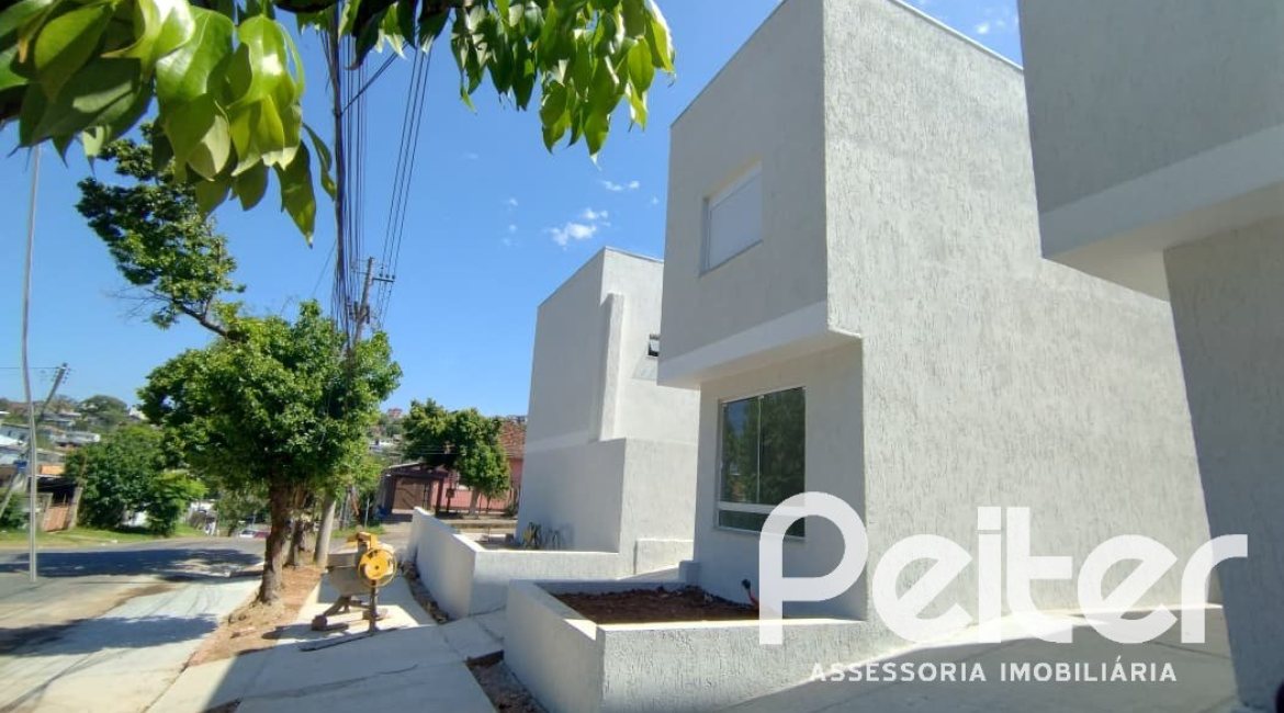 Casa à venda com 74m², 2 dormitórios, 1 suíte, 2 vagas, no bairro Nonoai em Porto Alegre