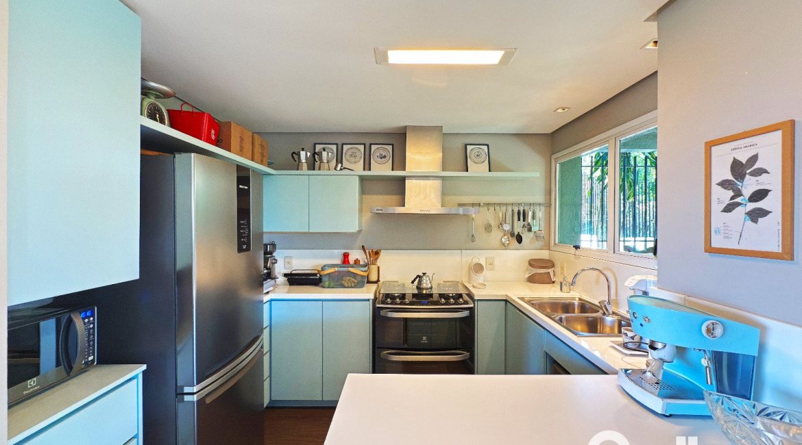 Casa em Condomínio à venda com 271m², 3 dormitórios, 1 suíte, 2 vagas, no bairro Vila Assunção em Porto Alegre