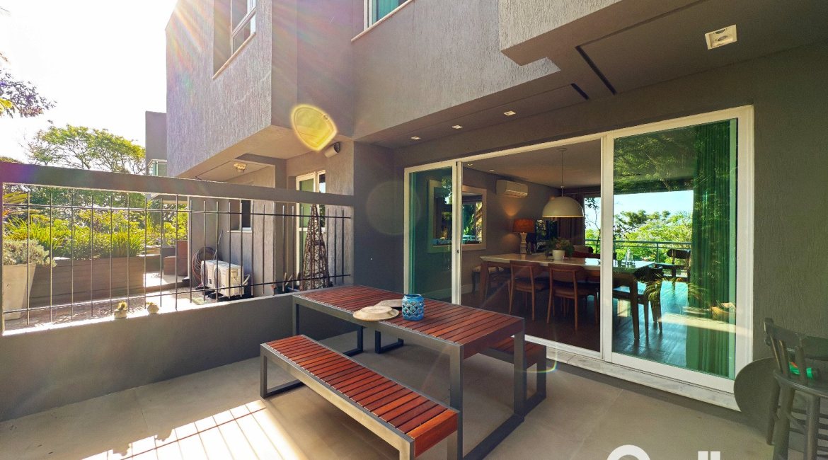 Casa em Condomínio à venda com 271m², 3 dormitórios, 1 suíte, 2 vagas, no bairro Vila Assunção em Porto Alegre