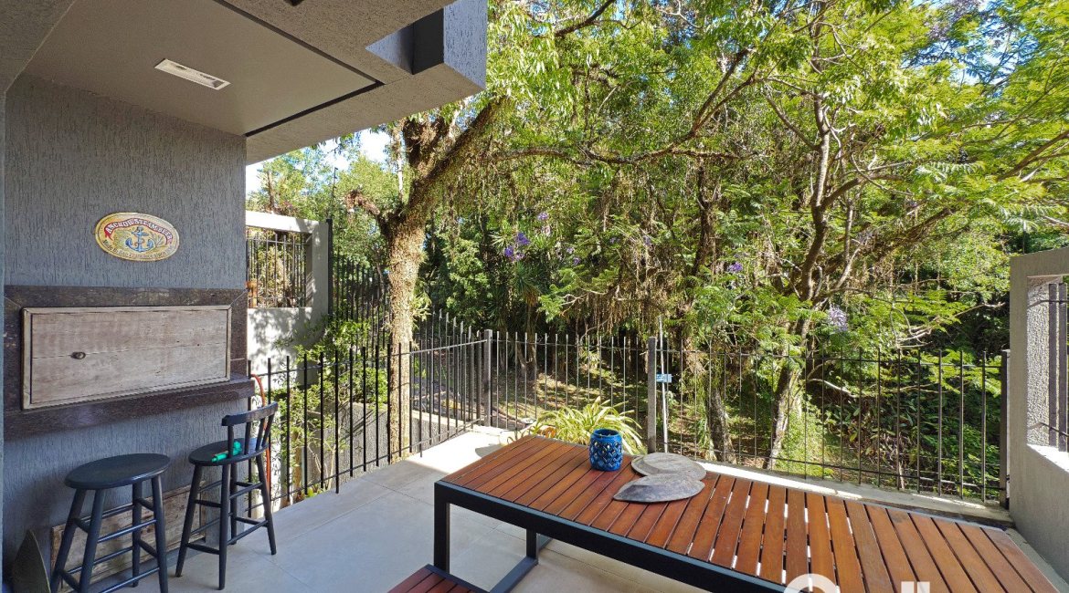 Casa em Condomínio à venda com 271m², 3 dormitórios, 1 suíte, 2 vagas, no bairro Vila Assunção em Porto Alegre