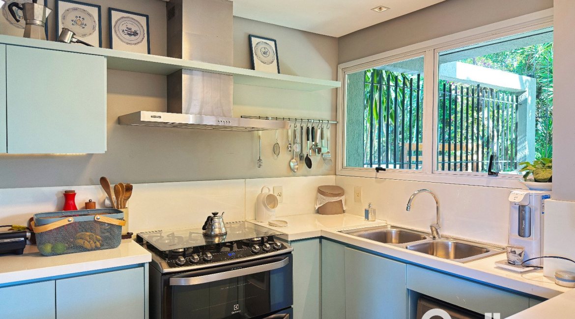 Casa em Condomínio à venda com 271m², 3 dormitórios, 1 suíte, 2 vagas, no bairro Vila Assunção em Porto Alegre