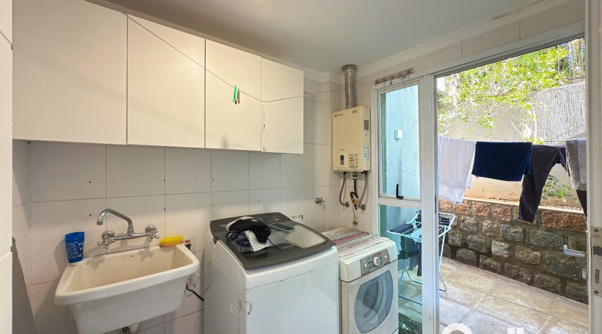 Casa em Condomínio à venda com 271m², 3 dormitórios, 1 suíte, 2 vagas, no bairro Vila Assunção em Porto Alegre