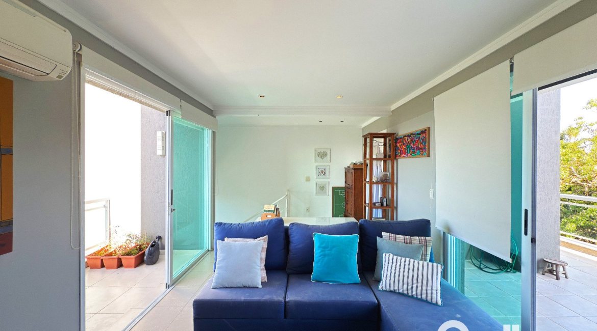 Casa em Condomínio à venda com 271m², 3 dormitórios, 1 suíte, 2 vagas, no bairro Vila Assunção em Porto Alegre