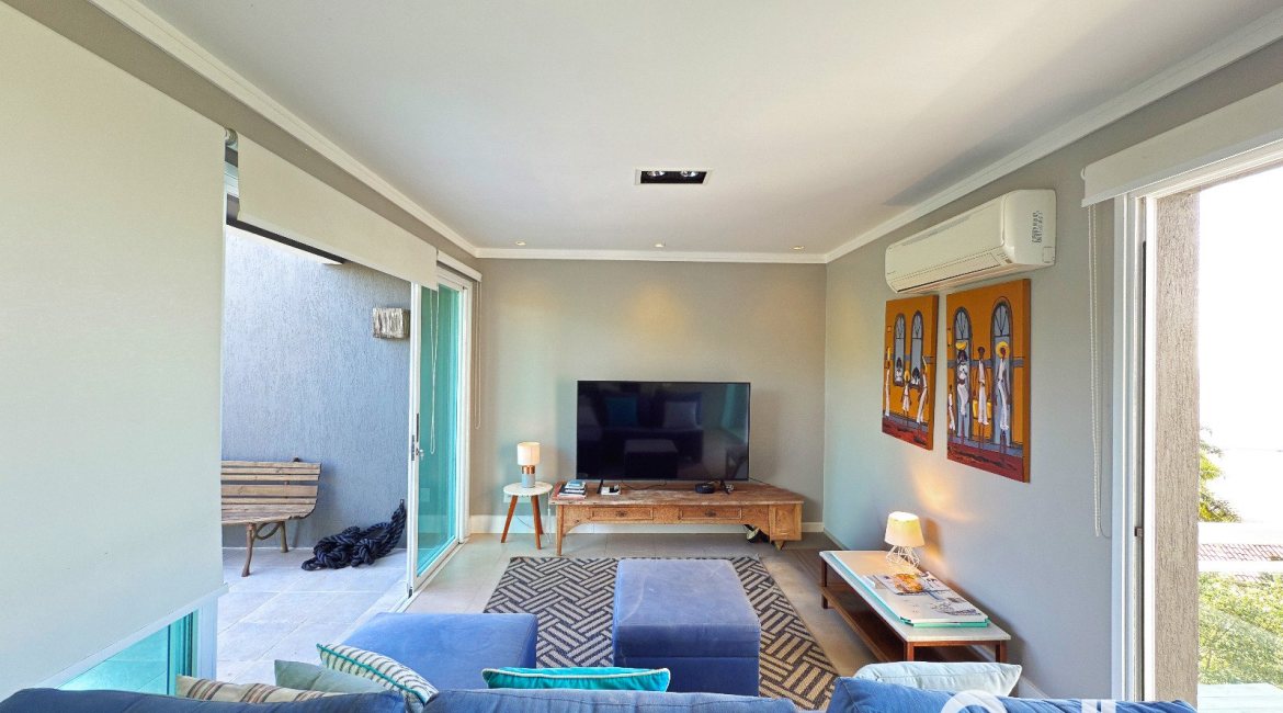 Casa em Condomínio à venda com 271m², 3 dormitórios, 1 suíte, 2 vagas, no bairro Vila Assunção em Porto Alegre