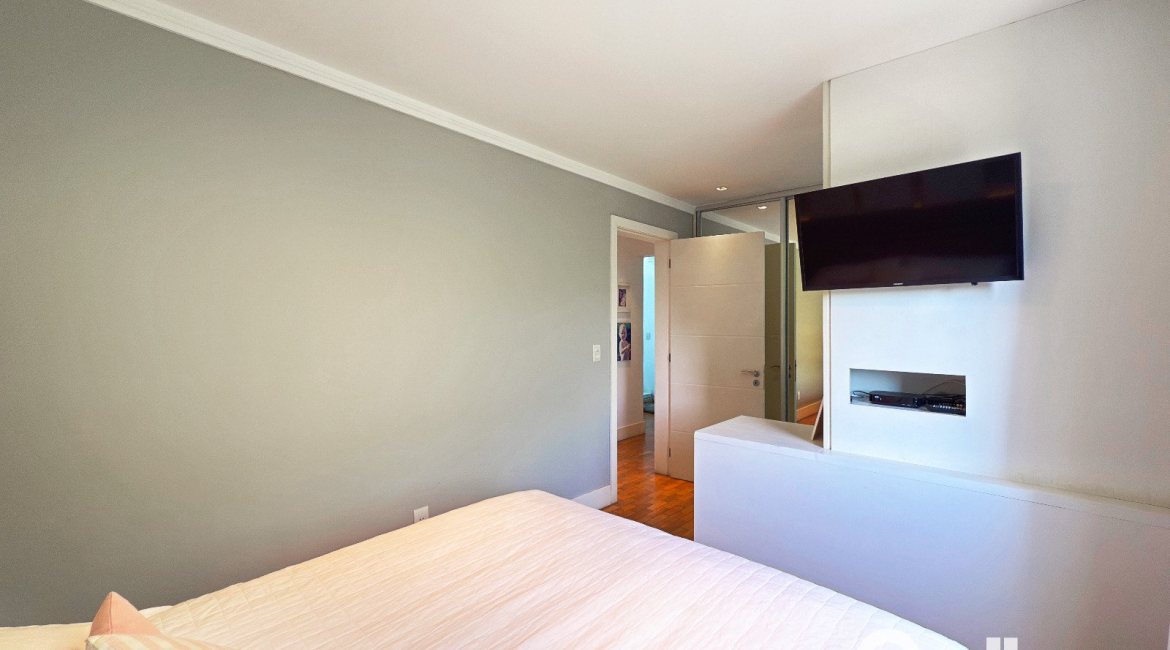 Casa em Condomínio à venda com 271m², 3 dormitórios, 1 suíte, 2 vagas, no bairro Vila Assunção em Porto Alegre