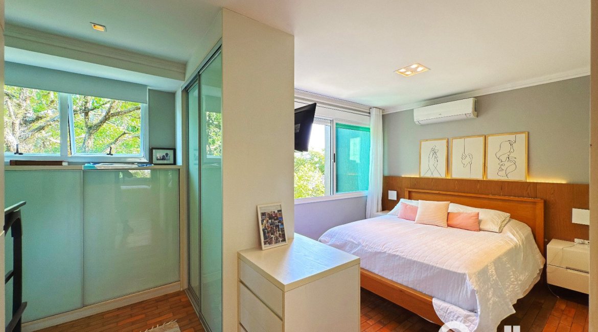 Casa em Condomínio à venda com 271m², 3 dormitórios, 1 suíte, 2 vagas, no bairro Vila Assunção em Porto Alegre