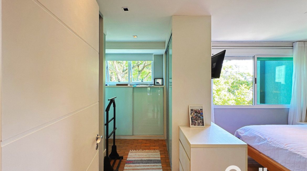 Casa em Condomínio à venda com 271m², 3 dormitórios, 1 suíte, 2 vagas, no bairro Vila Assunção em Porto Alegre