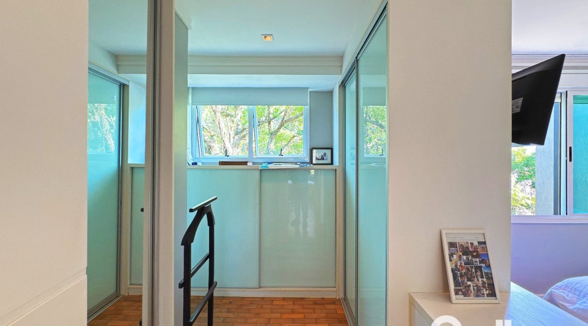 Casa em Condomínio à venda com 271m², 3 dormitórios, 1 suíte, 2 vagas, no bairro Vila Assunção em Porto Alegre