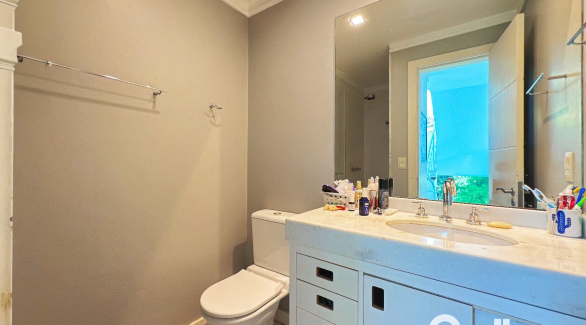 Casa em Condomínio à venda com 271m², 3 dormitórios, 1 suíte, 2 vagas, no bairro Vila Assunção em Porto Alegre