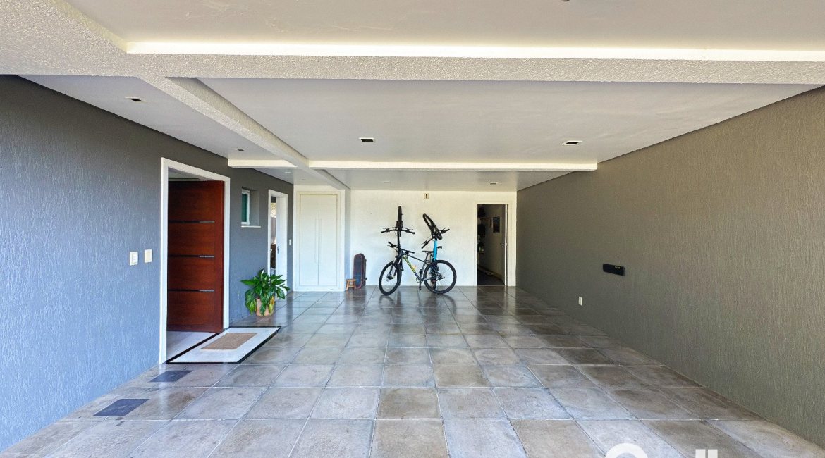 Casa em Condomínio à venda com 271m², 3 dormitórios, 1 suíte, 2 vagas, no bairro Vila Assunção em Porto Alegre