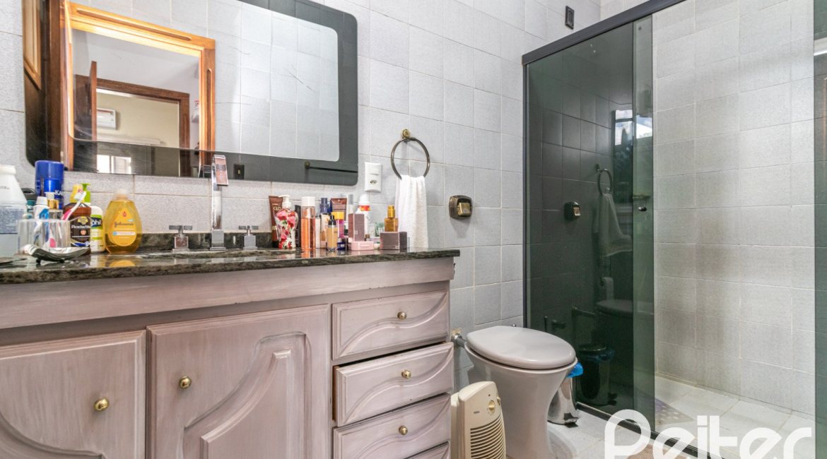 Casa à venda com 170m², 3 dormitórios, 1 suíte, 2 vagas, no bairro Ipanema em Porto Alegre