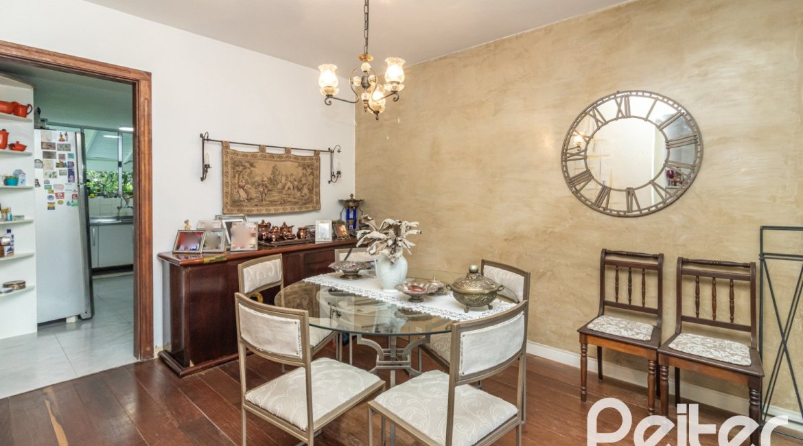 Casa à venda com 170m², 3 dormitórios, 1 suíte, 2 vagas, no bairro Ipanema em Porto Alegre