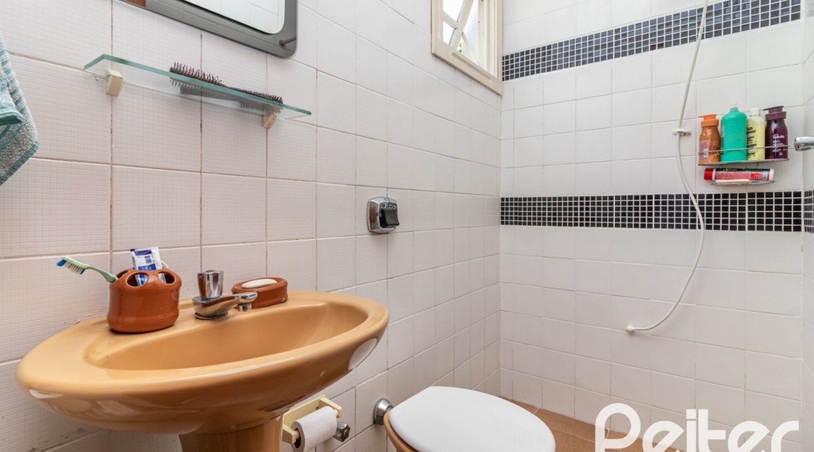 Casa à venda com 170m², 3 dormitórios, 1 suíte, 2 vagas, no bairro Ipanema em Porto Alegre