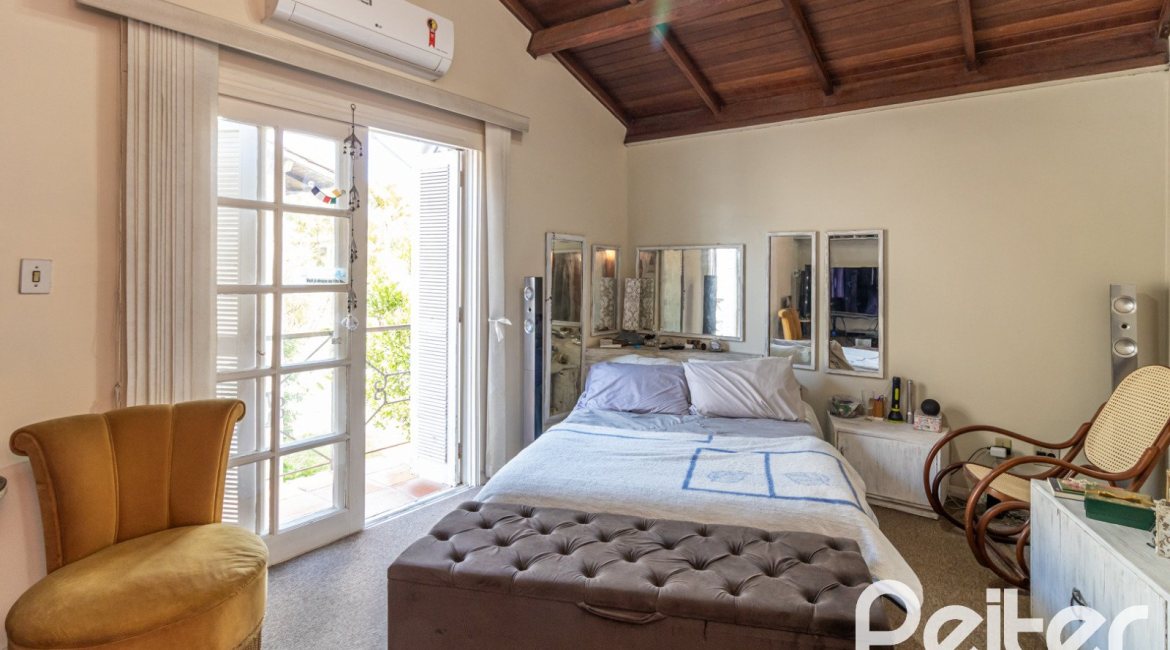 Casa à venda com 170m², 3 dormitórios, 1 suíte, 2 vagas, no bairro Ipanema em Porto Alegre