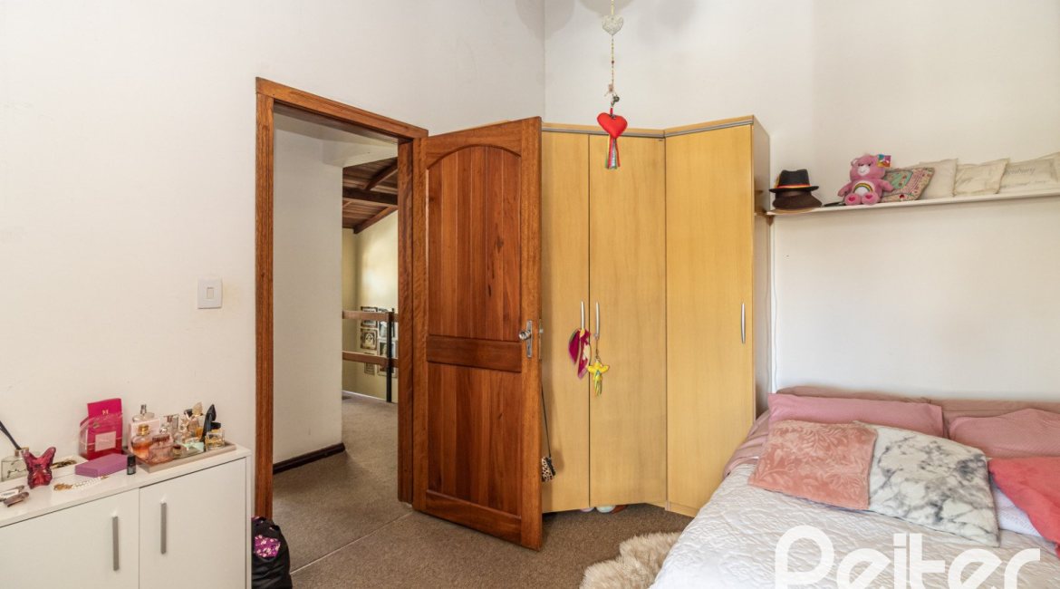 Casa à venda com 170m², 3 dormitórios, 1 suíte, 2 vagas, no bairro Ipanema em Porto Alegre