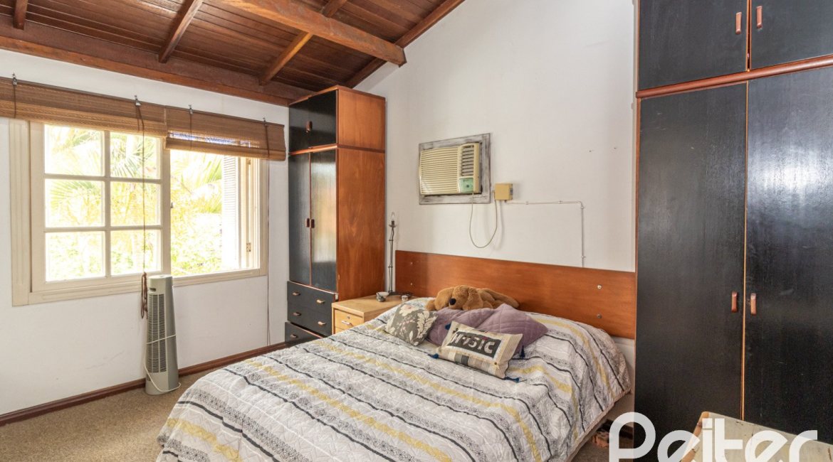 Casa à venda com 170m², 3 dormitórios, 1 suíte, 2 vagas, no bairro Ipanema em Porto Alegre