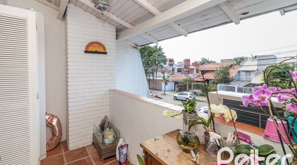 Casa à venda com 170m², 3 dormitórios, 1 suíte, 2 vagas, no bairro Ipanema em Porto Alegre