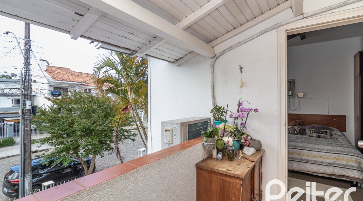 Casa à venda com 170m², 3 dormitórios, 1 suíte, 2 vagas, no bairro Ipanema em Porto Alegre