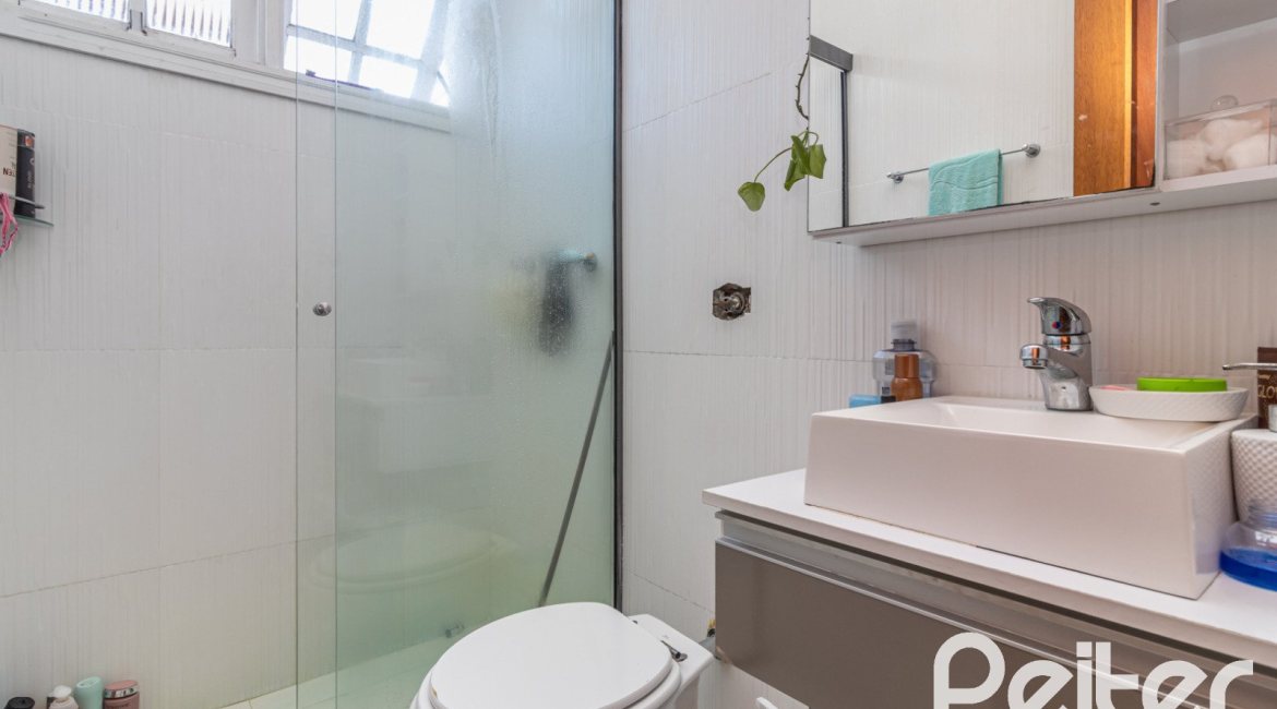 Casa à venda com 170m², 3 dormitórios, 1 suíte, 2 vagas, no bairro Ipanema em Porto Alegre