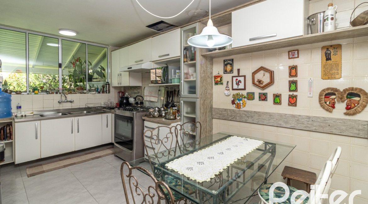 Casa à venda com 170m², 3 dormitórios, 1 suíte, 2 vagas, no bairro Ipanema em Porto Alegre