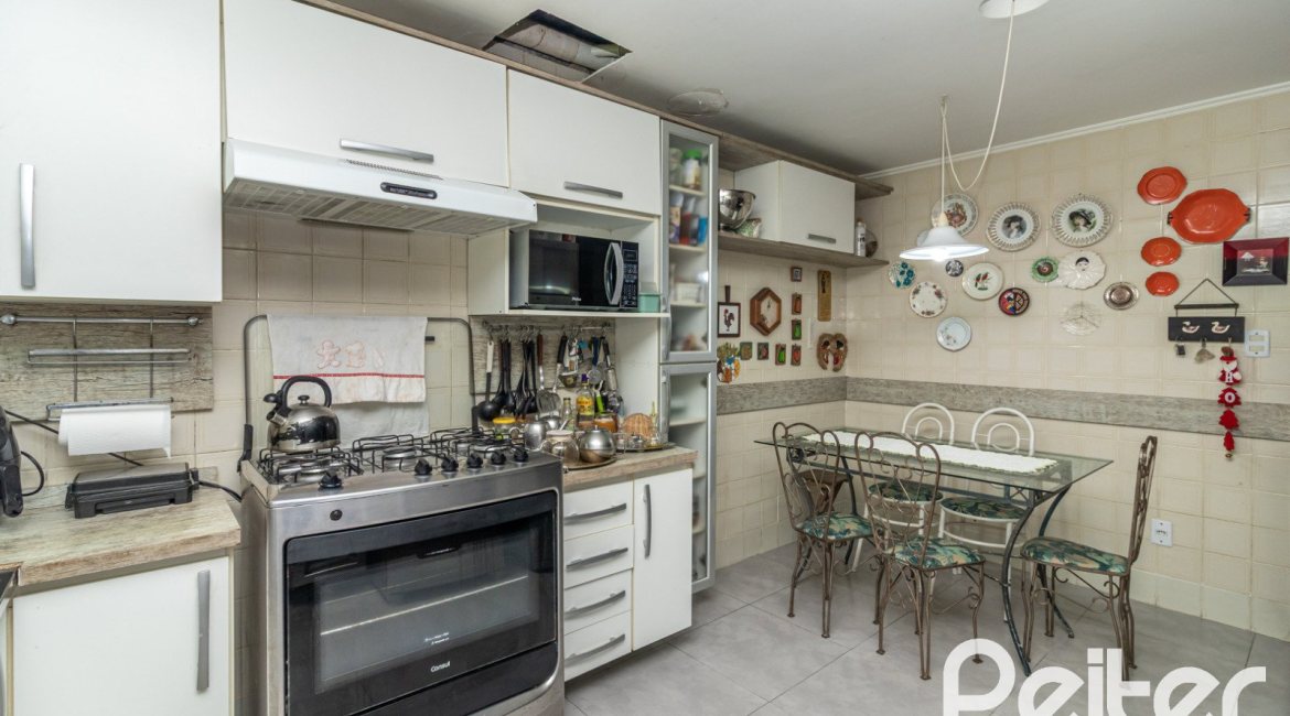 Casa à venda com 170m², 3 dormitórios, 1 suíte, 2 vagas, no bairro Ipanema em Porto Alegre