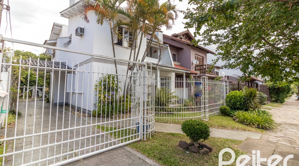 Casa à venda com 170m², 3 dormitórios, 1 suíte, 2 vagas, no bairro Ipanema em Porto Alegre