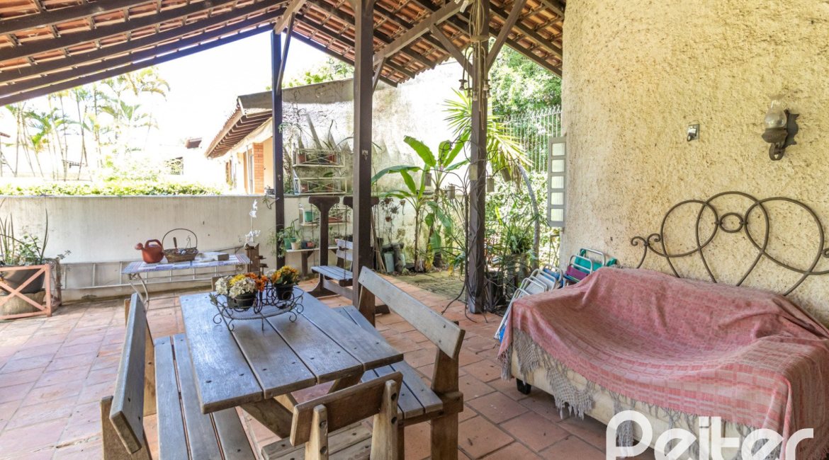 Casa à venda com 170m², 3 dormitórios, 1 suíte, 2 vagas, no bairro Ipanema em Porto Alegre