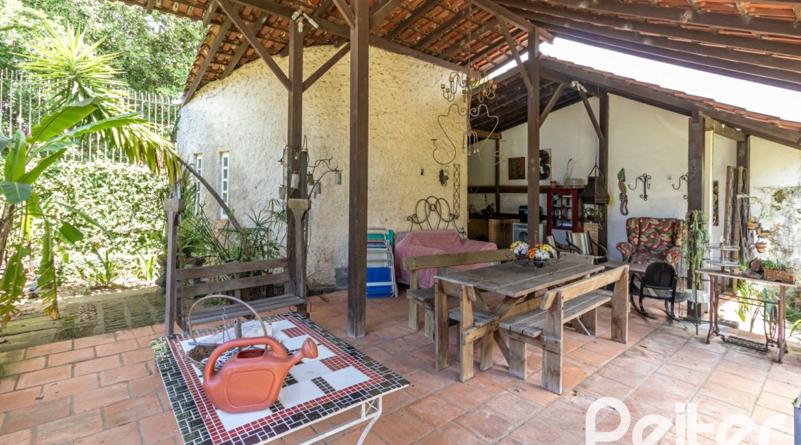 Casa à venda com 170m², 3 dormitórios, 1 suíte, 2 vagas, no bairro Ipanema em Porto Alegre